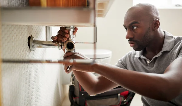 a male plumber fixing a pipe connection from Emergency Plumber Round Rock in Round Rock, TX a male plumber fixing a pipe connection from Emergency Plumber Round Rock in Round Rock, TX